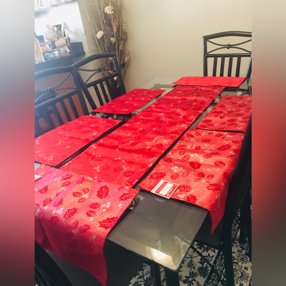 Holiday Time Table Runner with 6 (six) Matching Place Mats.